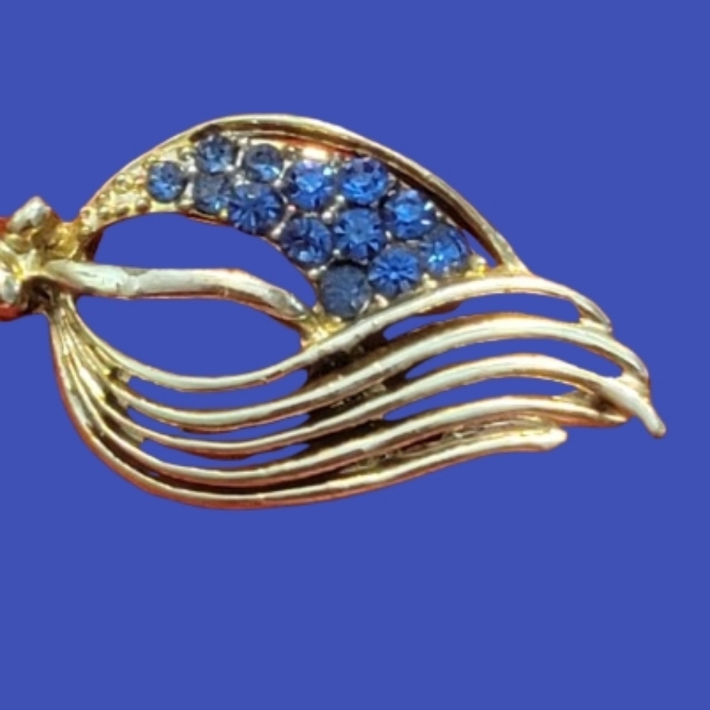 Gold tone leaf brooch Vibrant blue rhinestones pin